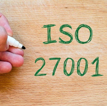 La norme ISO 27001 a été écrite au marqueur vert par quelqu'un sur une surface en bois