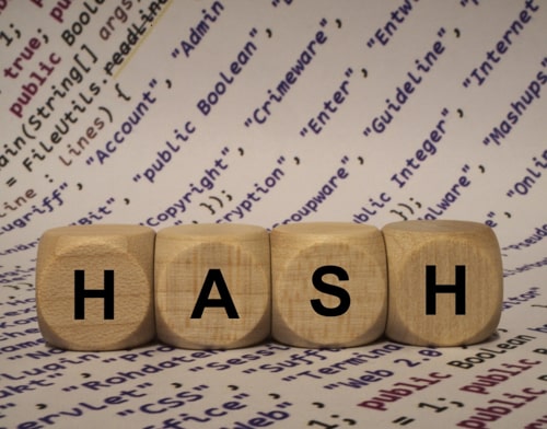 Vier houten blokjes die het woord 'hash' spellen