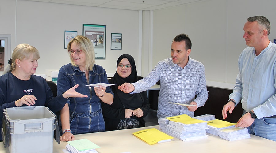 Equipe triant des documents dans un bureau