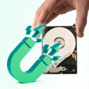 Un disque dur d'ordinateur avec l'icône d'un aimant à côté