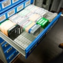 Un tiroir dans un e-bunker rempli de bandes pour le stockage de sauvegardes hors ligne