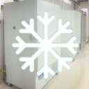 Congélateurs à ultra-basse température dans la chambre climatique avec l'icône d'un flocon de neige au premier plan