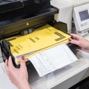 Gros plan d'un scanner avec une page de garde jaune