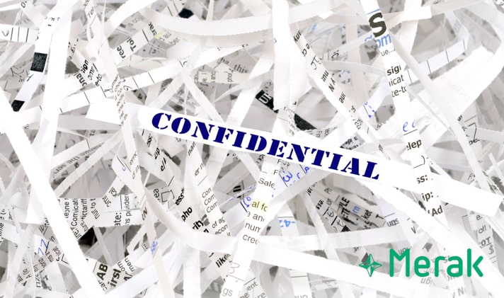 Een hoop papiersnippers waar het woord confidential opgeschreven staat.