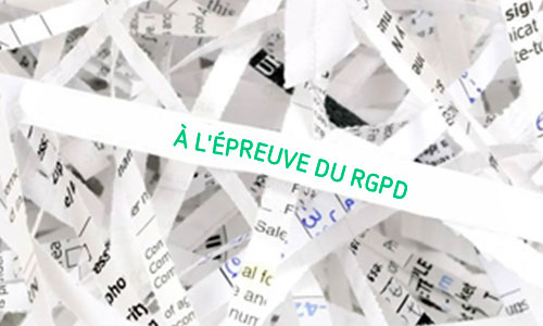 Une pile de bouts de papier sur lesquels le mot GDPR est écrit en lettres vertes