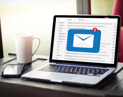 Een laptop met op het scherm het icoon van e-mail
